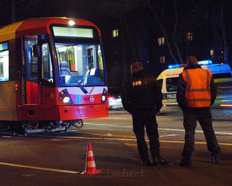 VU Person KVB Bahn Koeln Muelheim Pfaelzischer Ring P06.JPG